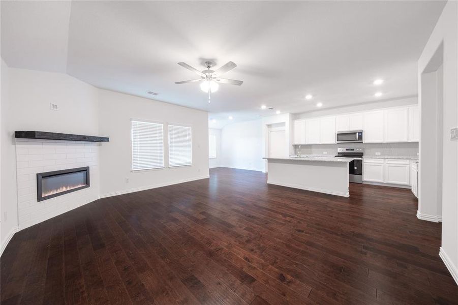 Spacious, unfurnished interior of a new home in Churchill: Meadows 50', Anna (Image 9). Spacious, unfurnished interior of a new home in Churchill: Meadows 50', Anna (Image 9).