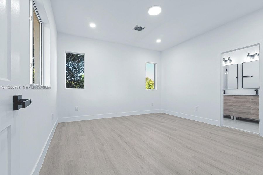 Spacious, unfurnished interior of a new home in , Miami (Image 29).