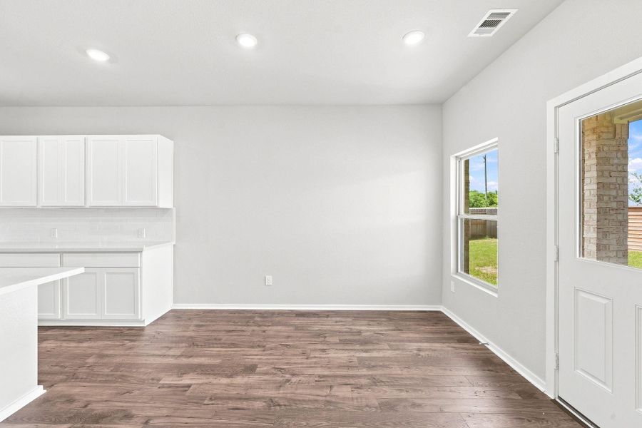 Spacious, unfurnished interior of a new home in Laurel Landing, Alvin (Image 15).