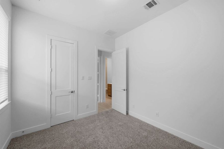 Spacious, unfurnished interior of a new home in Beacon Point, Texas City (Image 23).