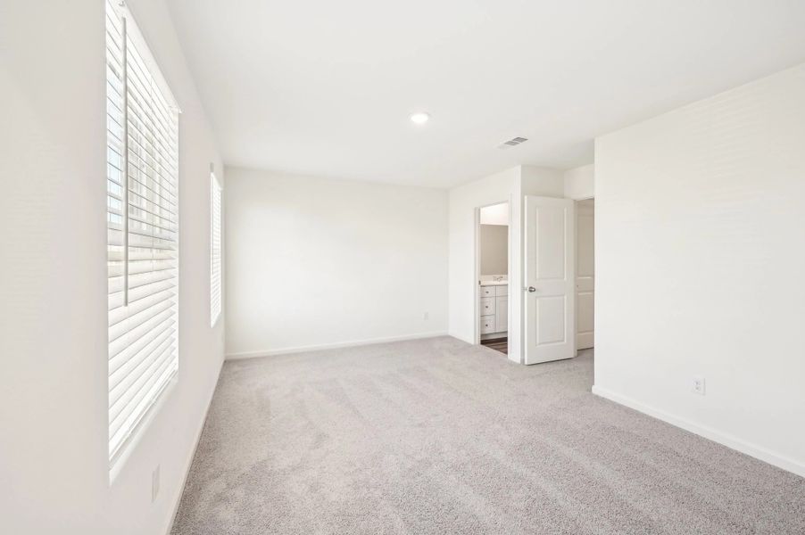 Representative unfurnished interior of a home built from the Discovery by Starlight Homes in Chapel Run, Montgomery (Image 21).