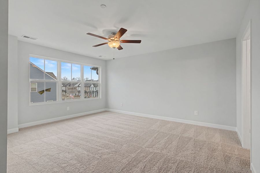 Spacious, unfurnished interior of a new home in Oxford Station, Gallatin (Image 33).