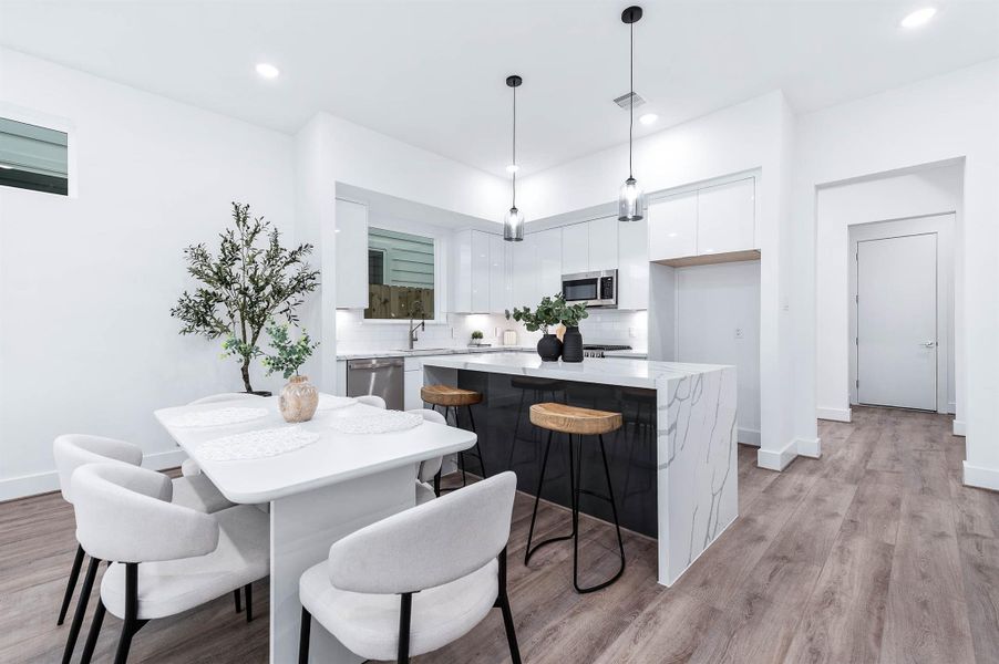 Dining/Kitchen Dining/Kitchen