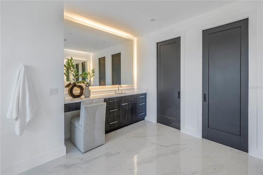 Primary bath with Make-up station Primary bath with Make-up station