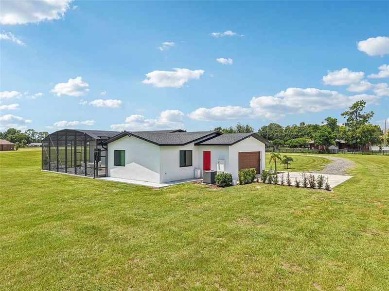 Exterior details and patio area of a home in , Tavares (Image 2).