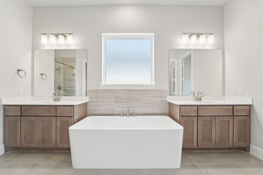 Furnished interior view inside a new home in Evergreen 70', Conroe (Image 10).