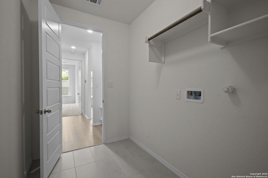 Spacious, unfurnished interior of a new home in Foxbrook, Cibolo (Image 34).