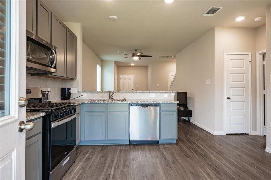 Furnished interior view inside a new home in River's Edge, Conroe (Image 31). Furnished interior view inside a new home in River's Edge, Conroe (Image 31).
