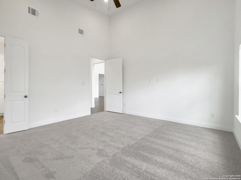 Spacious, unfurnished interior of a new home in , Blanco (Image 19).