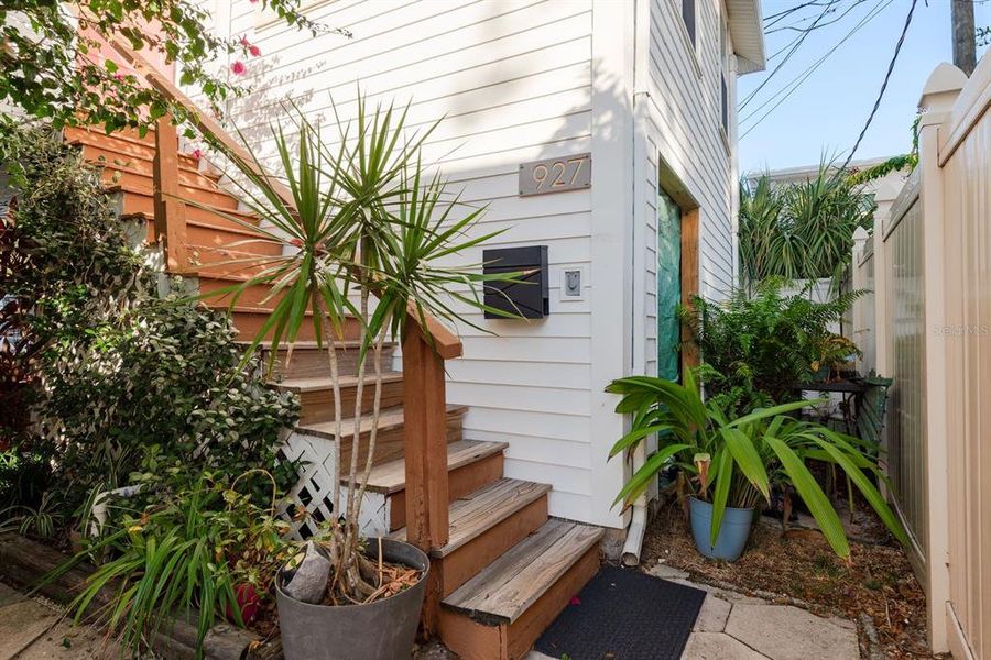 Exterior details and patio area of a home in , St. Petersburg (Image 30).