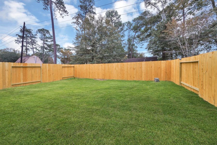 Exterior details and patio area of a home in Woodland Lakes, Houston (Image 3).