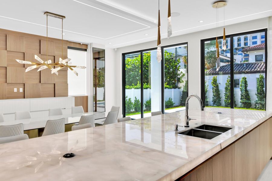 Dining/Kitchen Dining/Kitchen