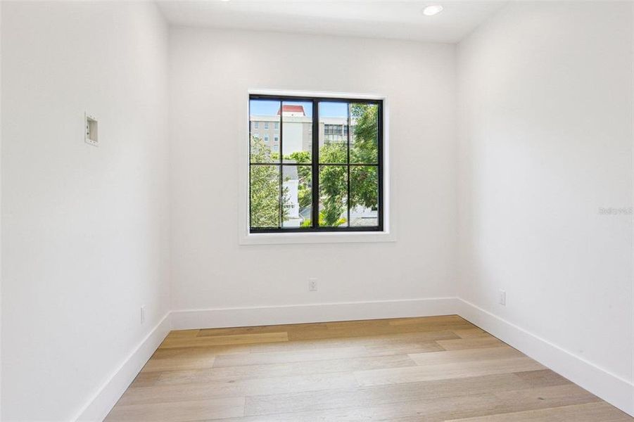 Spacious, unfurnished interior of a new home in , Tampa (Image 12).