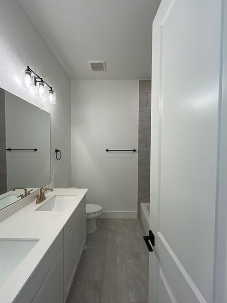 Furnished interior view inside a new home in Creekview Addition, Van Alstyne (Image 7).