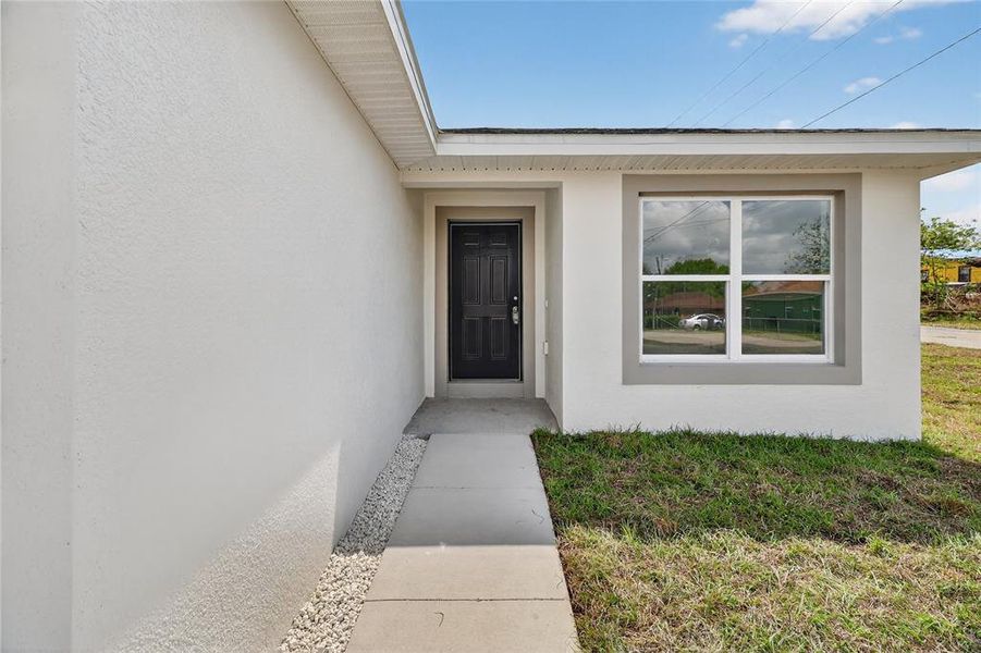 Exterior details and patio area of a home in , Haines City (Image 16).
