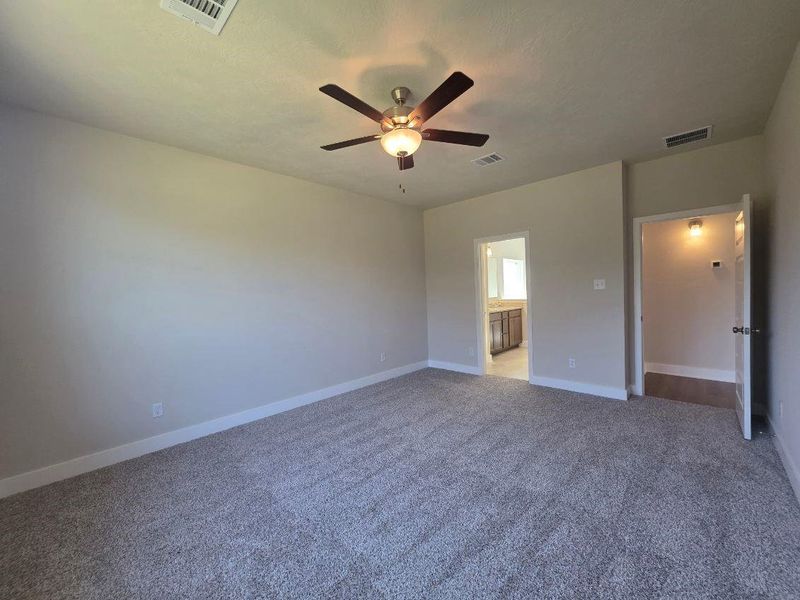 Spacious, unfurnished interior of a new home in , Brenham (Image 19).