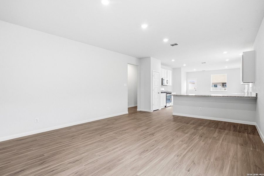 Spacious, unfurnished interior of a new home in Hickory Ridge, Elmendorf (Image 25). Spacious, unfurnished interior of a new home in Hickory Ridge, Elmendorf (Image 25).