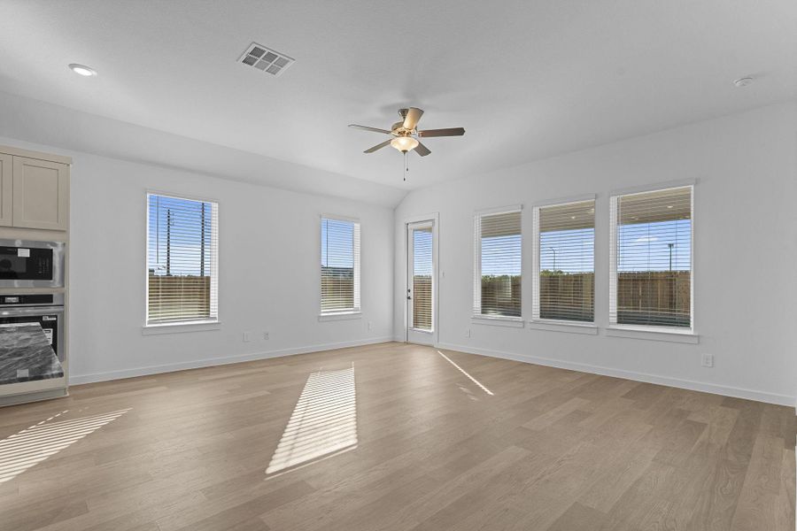 Spacious, unfurnished interior of a new home in Alexander, Pearland (Image 6).