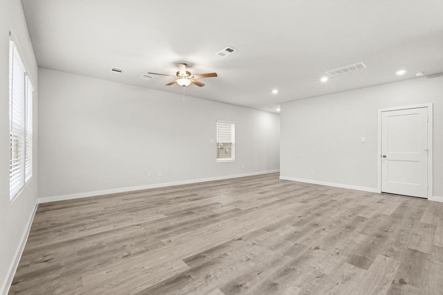 Spacious, unfurnished interior of a new home in Crockett Meadows, Conroe (Image 13).