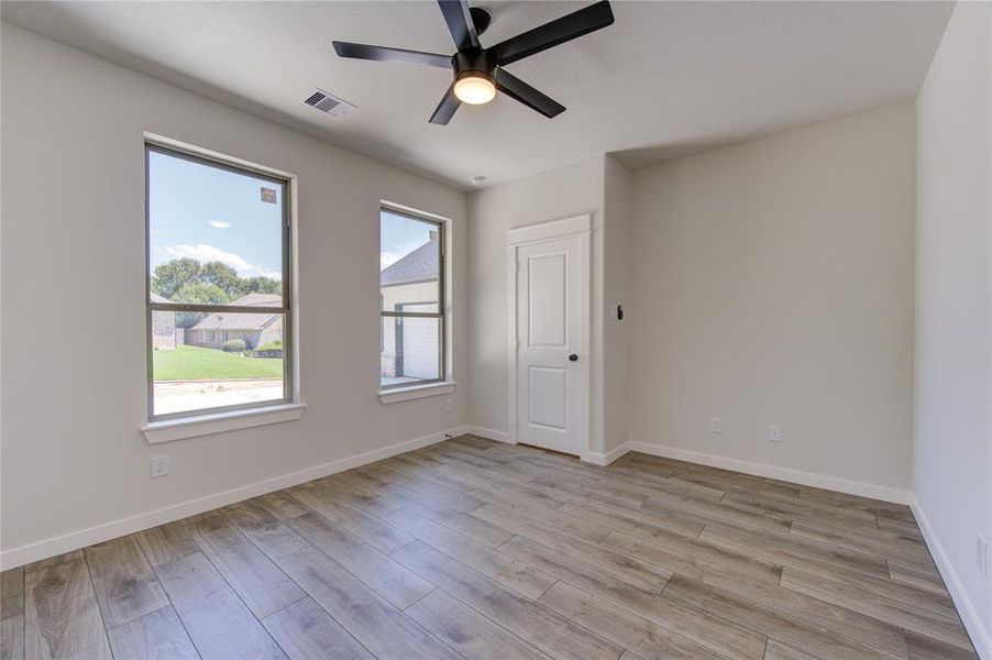 Front bedroom could be converted in an office