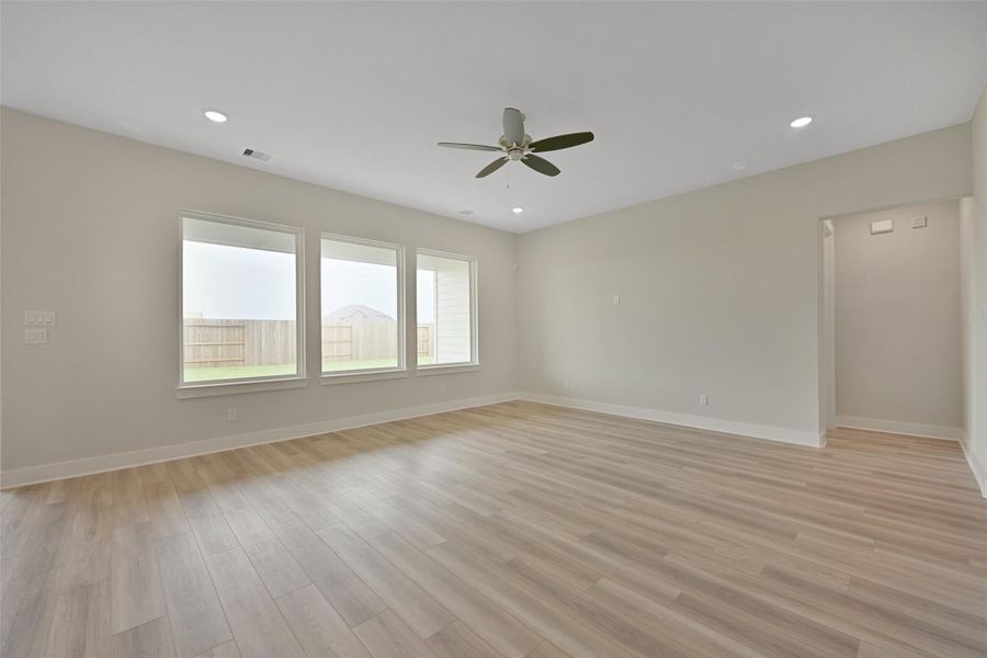 Spacious, unfurnished interior of a new home in Lago Mar, Texas City (Image 30).