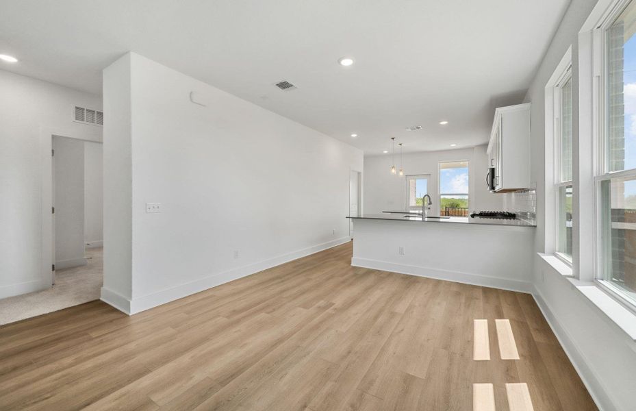 Spacious, unfurnished interior of a new home in Crosswinds, Kyle (Image 12).