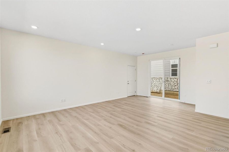 Spacious, unfurnished interior of a new home in , Aurora (Image 12).