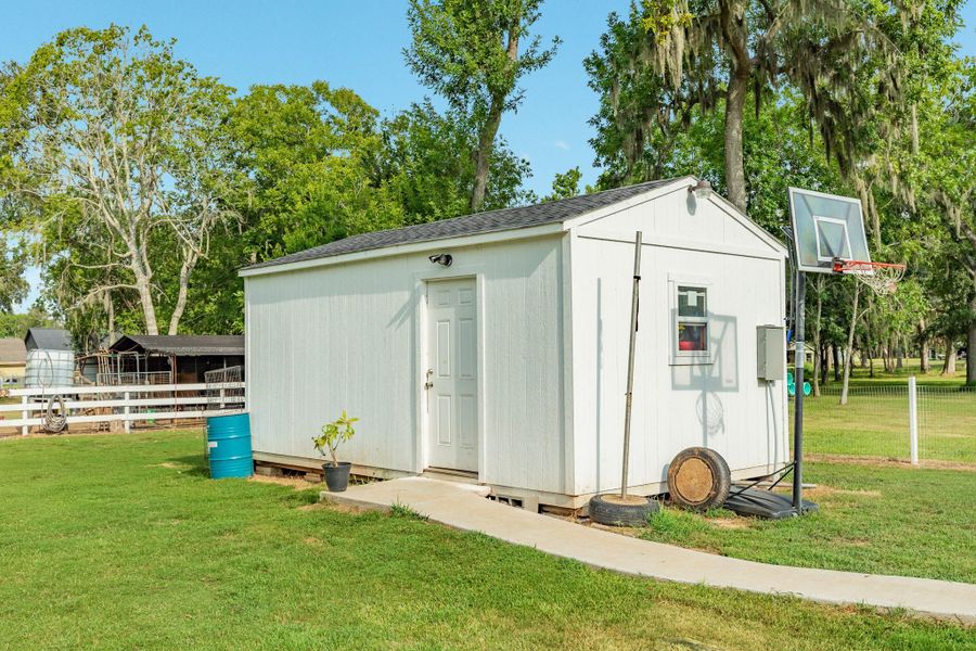 Exterior details and patio area of a home in , Angleton (Image 21).
