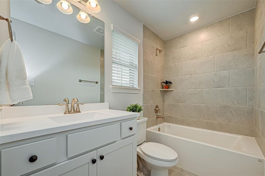 Furnished interior view inside a new home in Lago Mar, Texas City (Image 22).