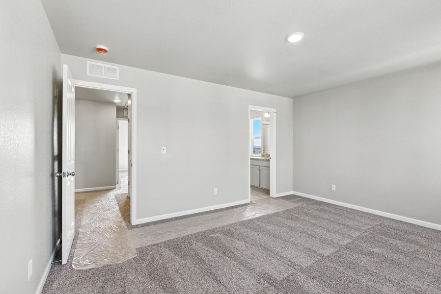 Spacious, unfurnished interior of a new home in Pintail Commons at Johnstown Village, Johnstown (Image 13).