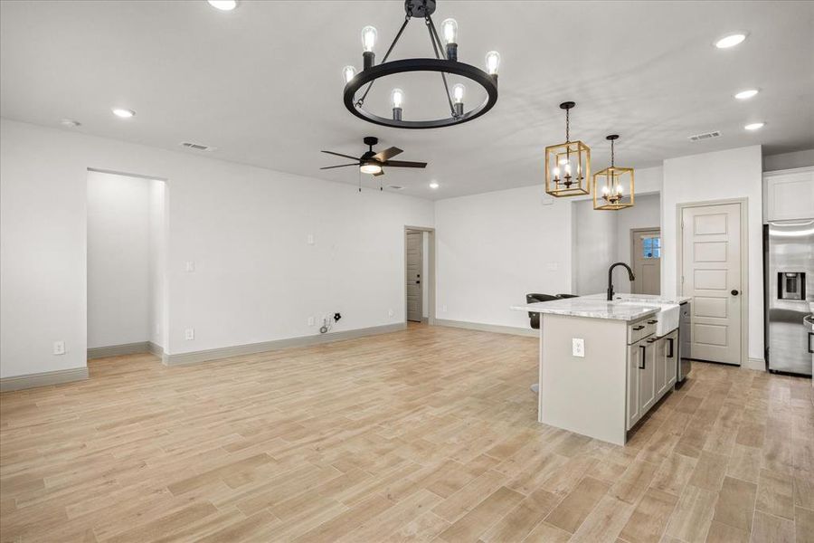 Spacious, unfurnished interior of a new home in Canyon Creek, Granbury (Image 21).