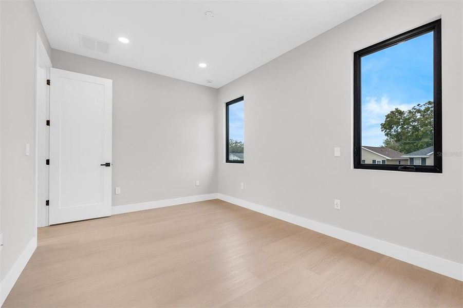 Spacious, unfurnished interior of a new home in , Orlando (Image 20).