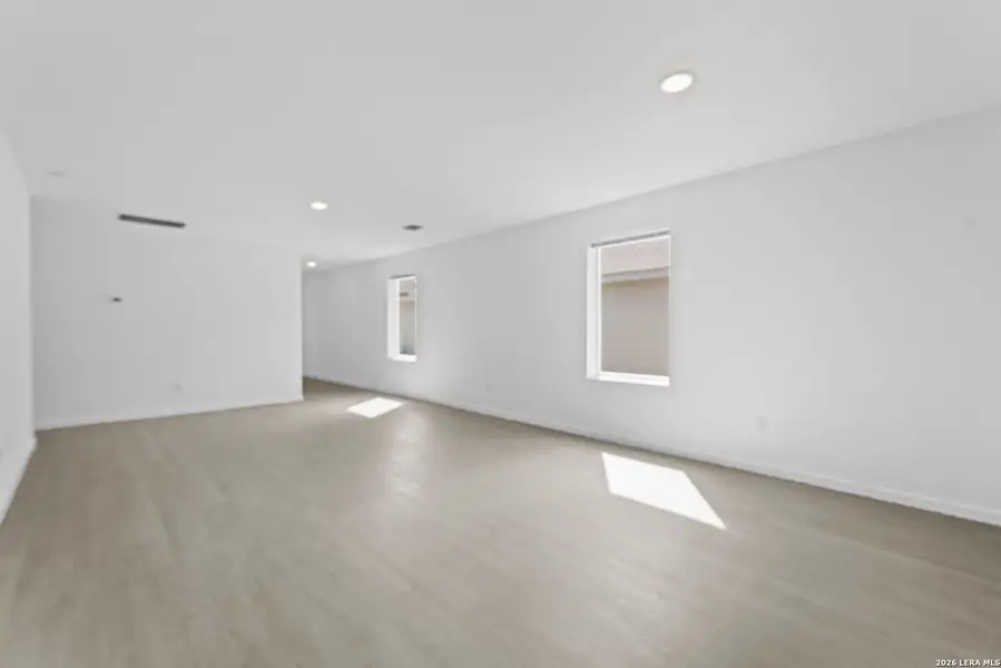 Spacious, unfurnished interior of a new home in Hidden Oasis, San Antonio (Image 30).