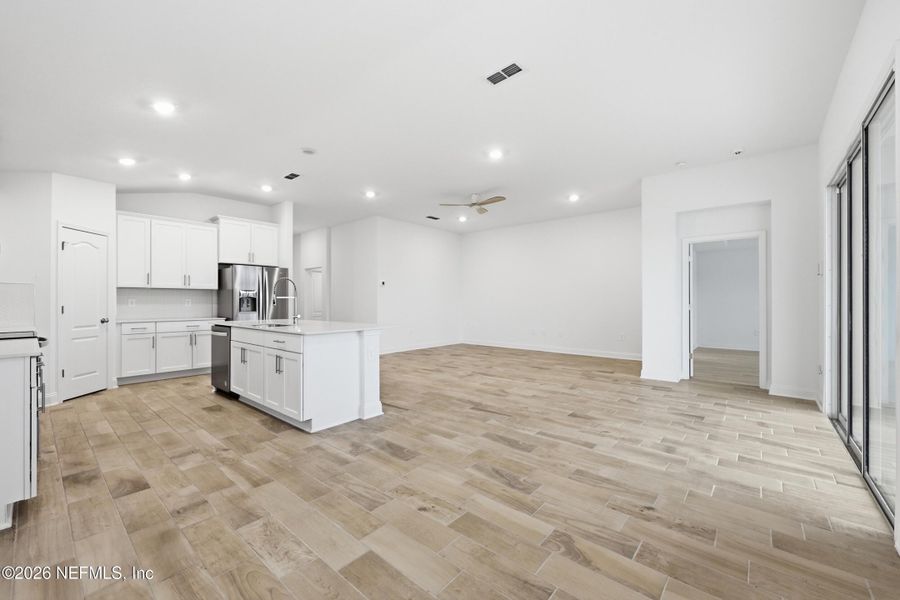 Spacious, unfurnished interior of a new home in Cross Creek, Green Cove Springs (Image 26).