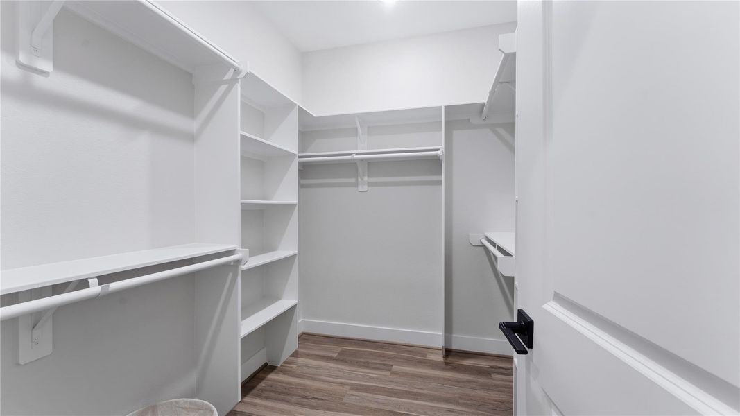 Spacious, unfurnished interior of a new home in Elkins Lake, Huntsville (Image 27).