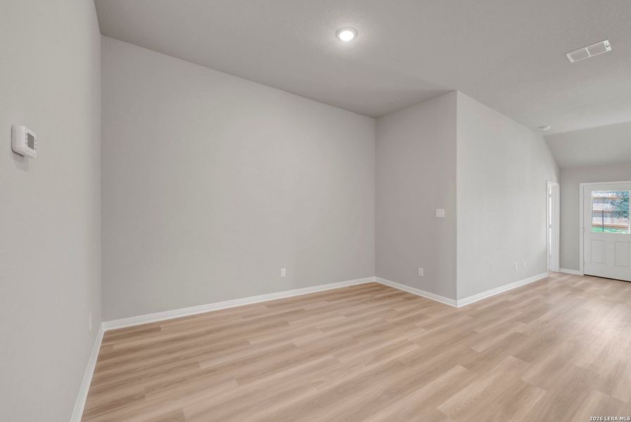 Spacious, unfurnished interior of a new home in Mesquite Ridge, San Antonio (Image 20).