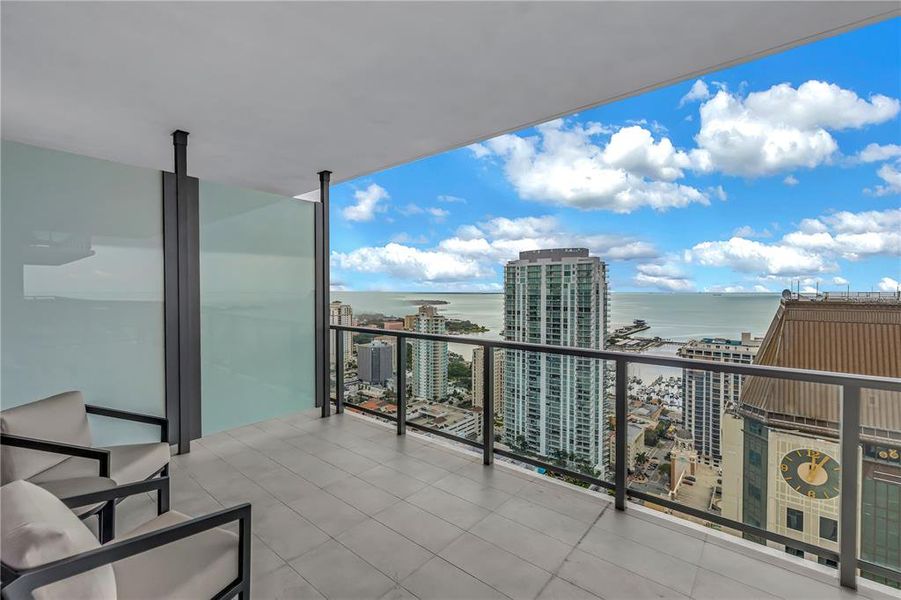Condo located in St. Petersburg, FL showcasing its design and architecture (Image 4).