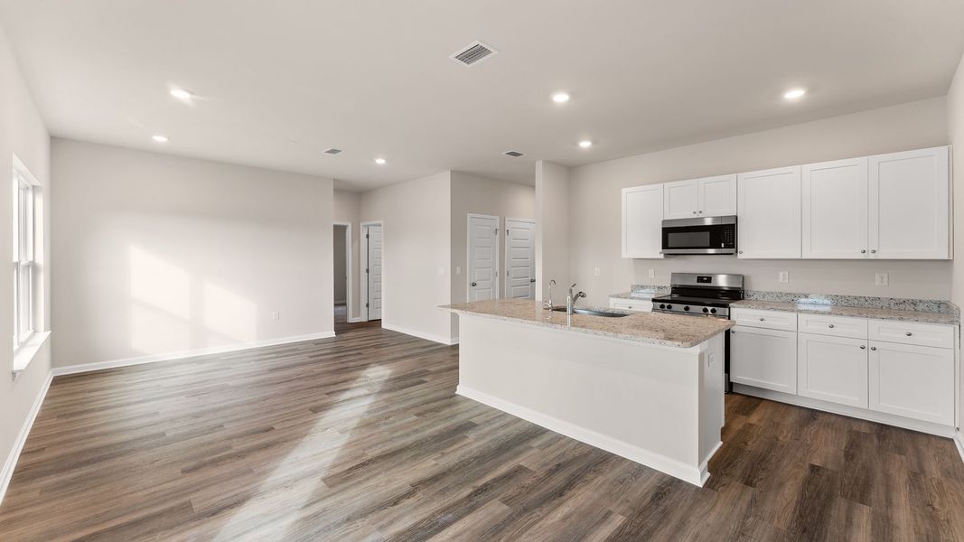 Furnished interior view inside a new home in Liberty, Panama City (Image 8).