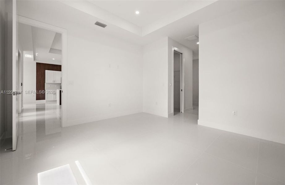 Spacious, unfurnished interior of a new home in , Lehigh Acres (Image 13).