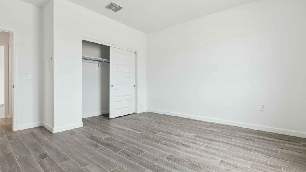 Spacious, unfurnished interior of a new home in Entrada Del Oro, Gold Canyon (Image 24).