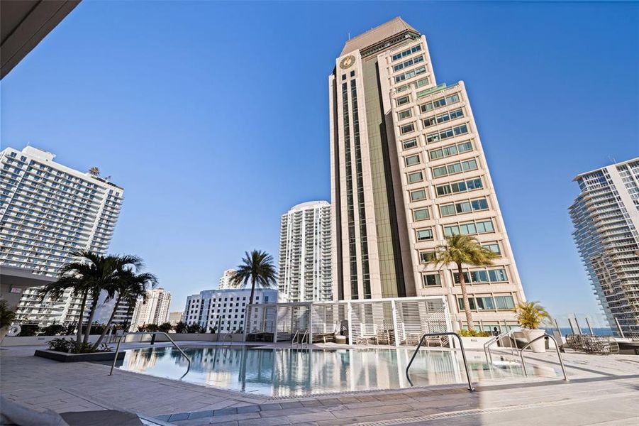 Condo located in St. Petersburg, FL showcasing its design and architecture (Image 31).