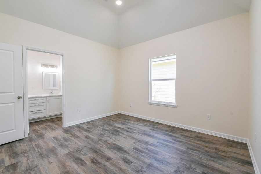 Spacious, unfurnished interior of a new home in , Galena Park (Image 48).