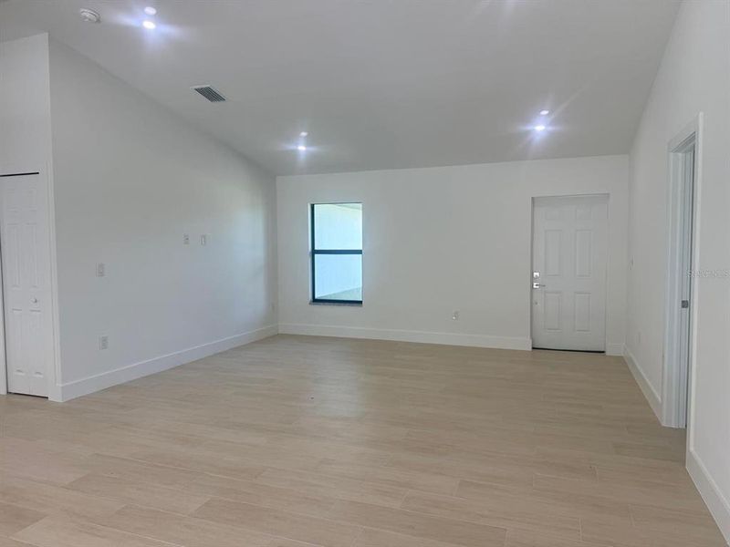 Spacious, unfurnished interior of a new home in , Port Charlotte (Image 6).
