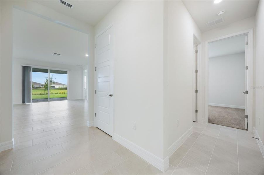 Spacious, unfurnished interior of a new home in Lakes of Mount Dora, Mount Dora (Image 24).