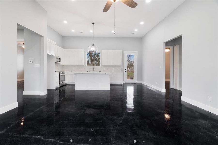 Spacious, unfurnished interior of a new home in , Blossom (Image 12).