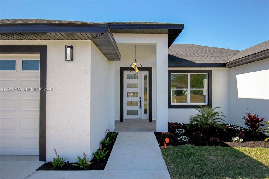 Exterior details and patio area of a home in , Sebring (Image 30).