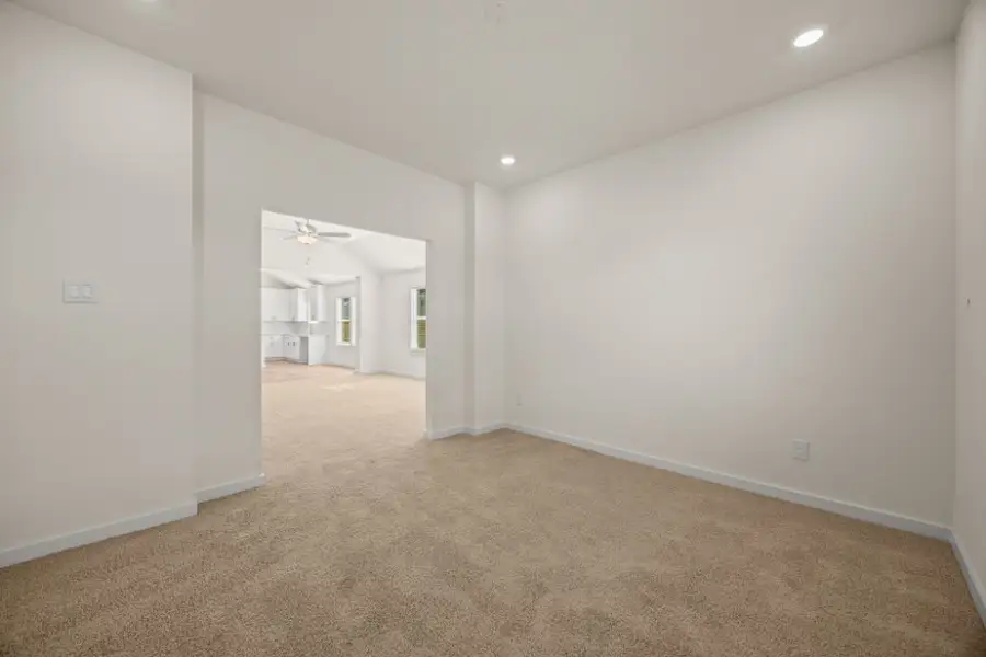 Spacious, unfurnished interior of a new home in Ashland, Houston (Image 21).