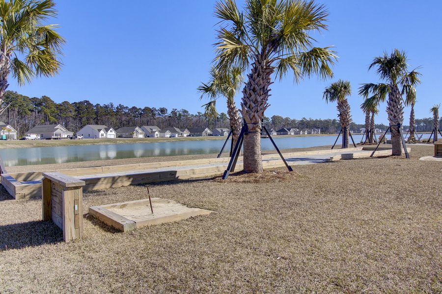 Community amenities in French Quarter Creek, Huger (Image 40).