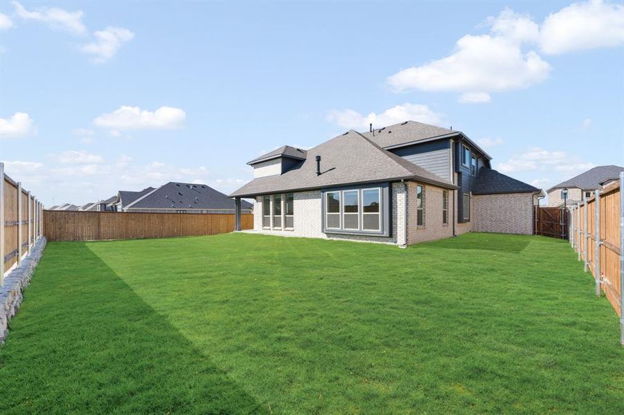 Exterior details and patio area of a home in Somerset, Venus (Image 4).