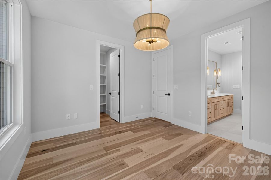Bed 4 with Jack & Jill bath and walkin closet with built in shelving!